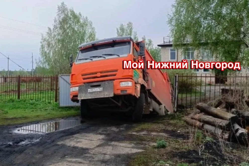 Мусоровоз угодил в большую яму в селе Чернуха Нижегородской области