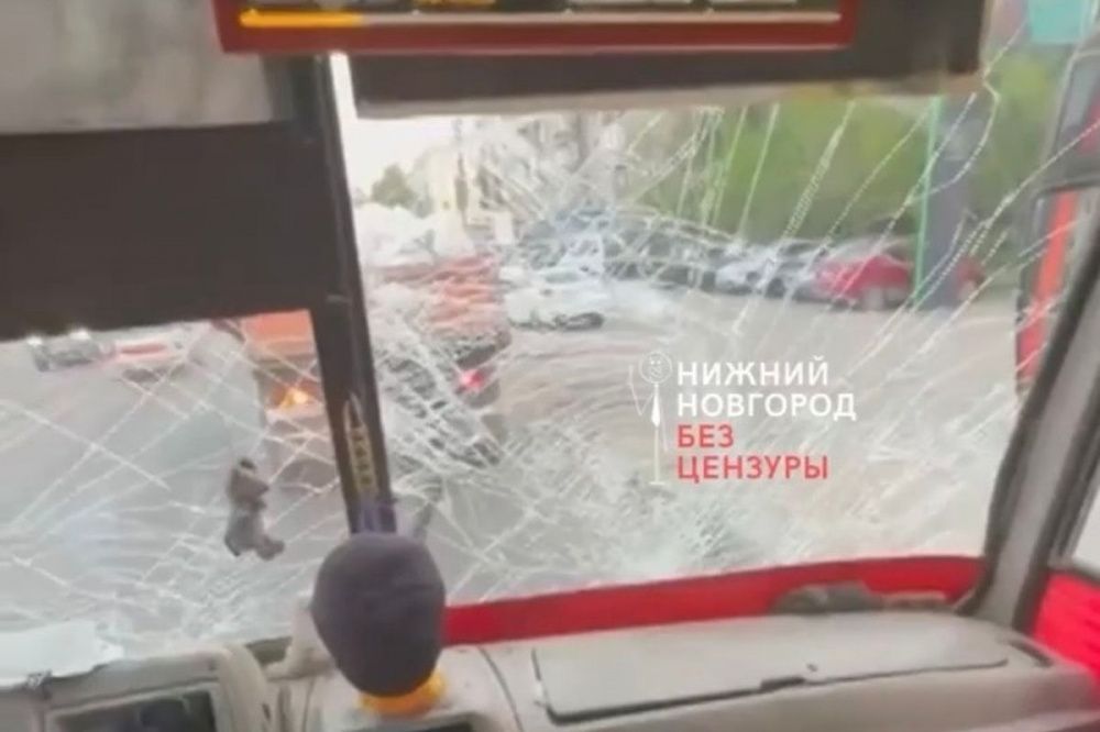 Автобус Т-37 влетел в грузовик возле станции метро «Ленинская» в Нижнем Новгороде