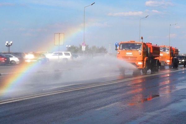 Максимальное количество техники поливает улицы в Нижнем Новгороде 