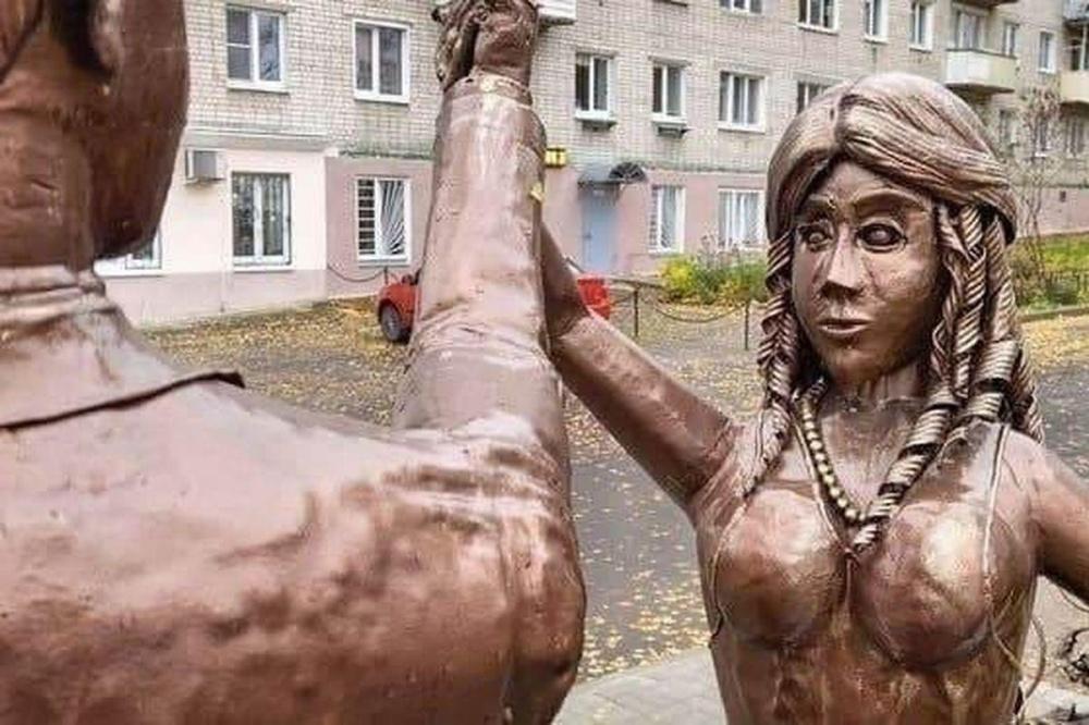 Нижегородцы раскритиковали скульптуру молодоженов в Павлове