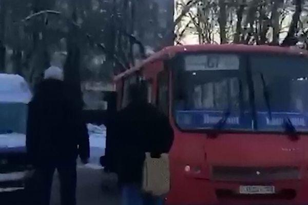 Маршрутка врезалась в столб утром 6 марта в Автозаводском районе