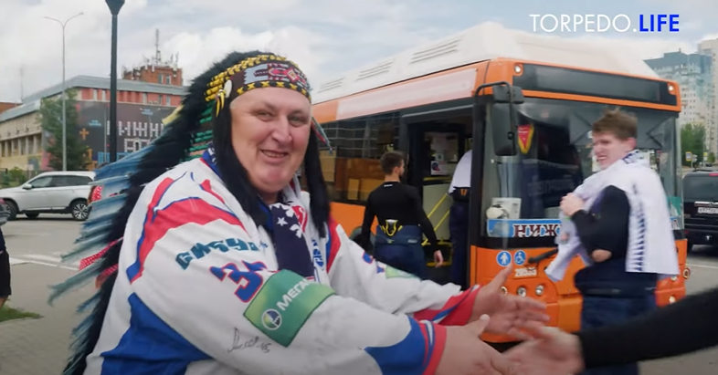 Болельщик ХК «Торпедо» Александр Васин прокатил игроков команды на своем автобусе 