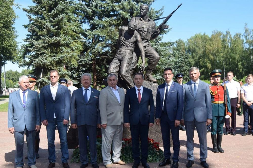 Памятник Герою России Анатолию Крупинову открыли в Городце