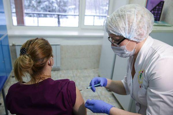 Более 77% учителей Нижегородской области вакцинированы или переболели COVID-19