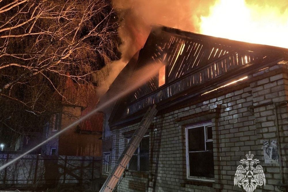 Два человека погибли на пожаре в жилом доме в Кстове 