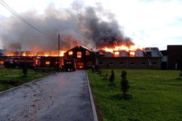 Конюшня загорелась в Дальнеконстантиновском районе 8 июня