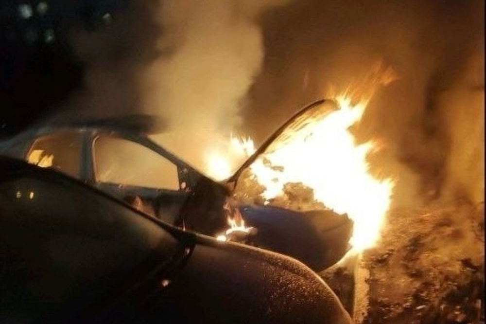 Две машины обгорели из-за короткого замыкания в Нижнем Новгороде