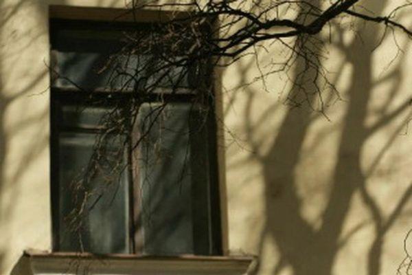 Жители Заволжья выбросили из окна второго этажа своего знакомого за оскорбления
