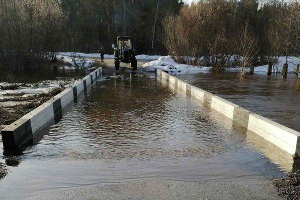 Автомобильный мост через реку Линда затоплен на Бору