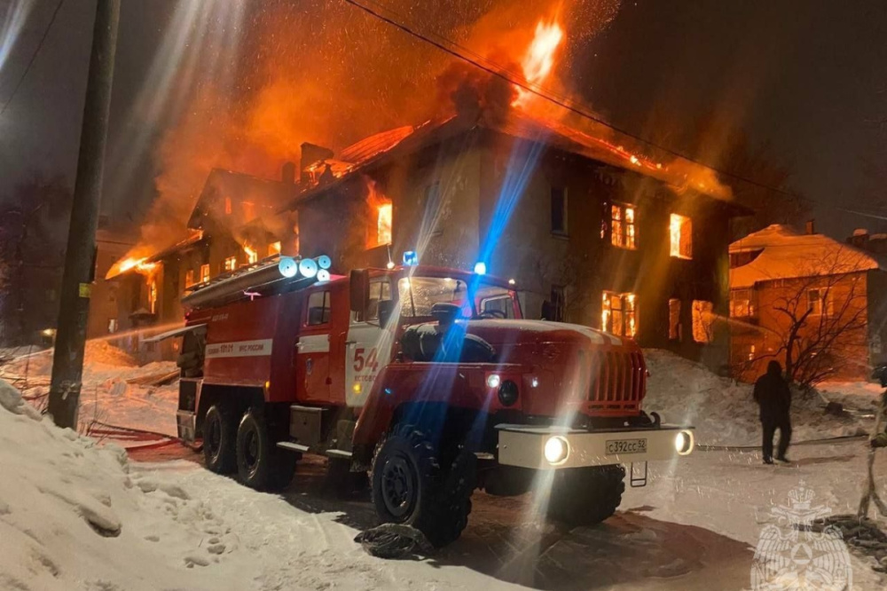 МЧС опубликовало фотографии масштабного ночного пожара в Кстове