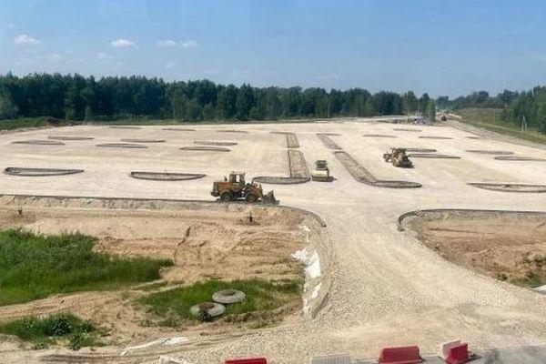 Новую парковку на 520 мест строят под канатной дорогой на Бору