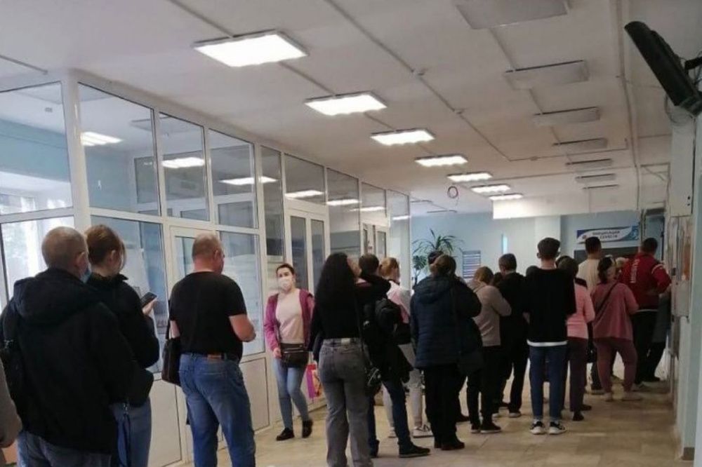 Огромная очередь выстроилась к регистратуре в нижегородской поликлинике №24