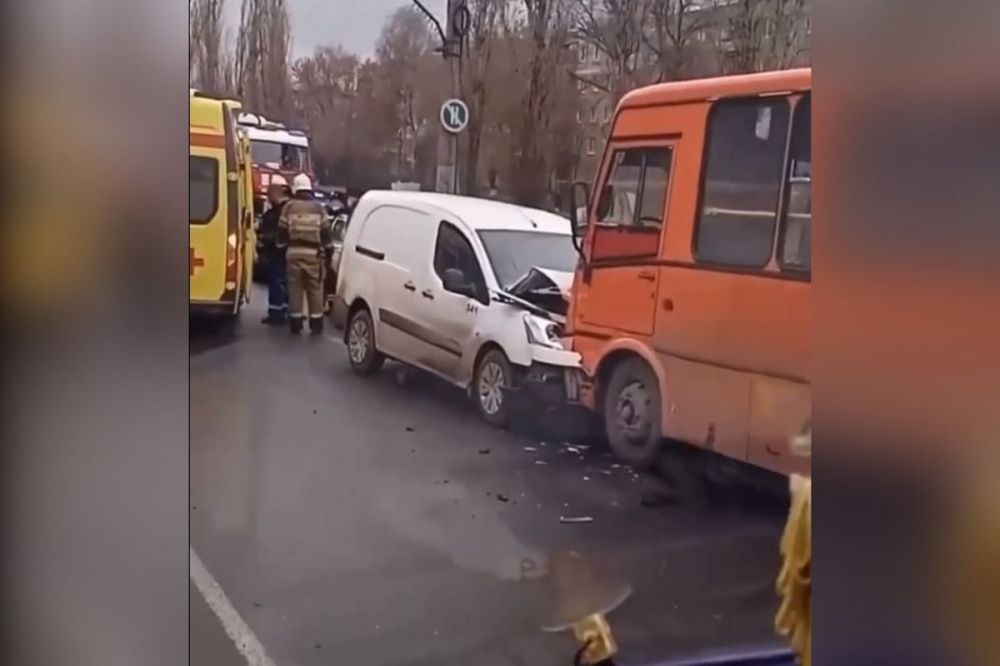 Три человека пострадали в ДТП с маршруткой на проспекте Бусыгина в Нижнем Новгороде