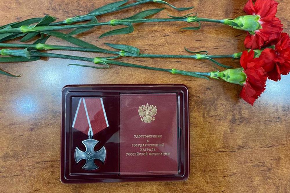 Родным нижегородского военнослужащего Сергея Бусарова передали орден Мужества