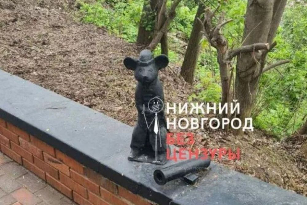 Фото Фигура мышонка-пушкаря снова исчезла с парапета в Почаинском овраге - Новости Живем в Нижнем