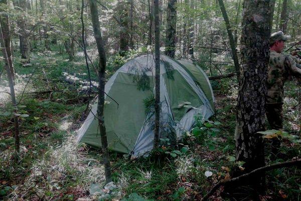 Пропавших мать и дочь нашли живыми в палатке у озера в Нижегородской области