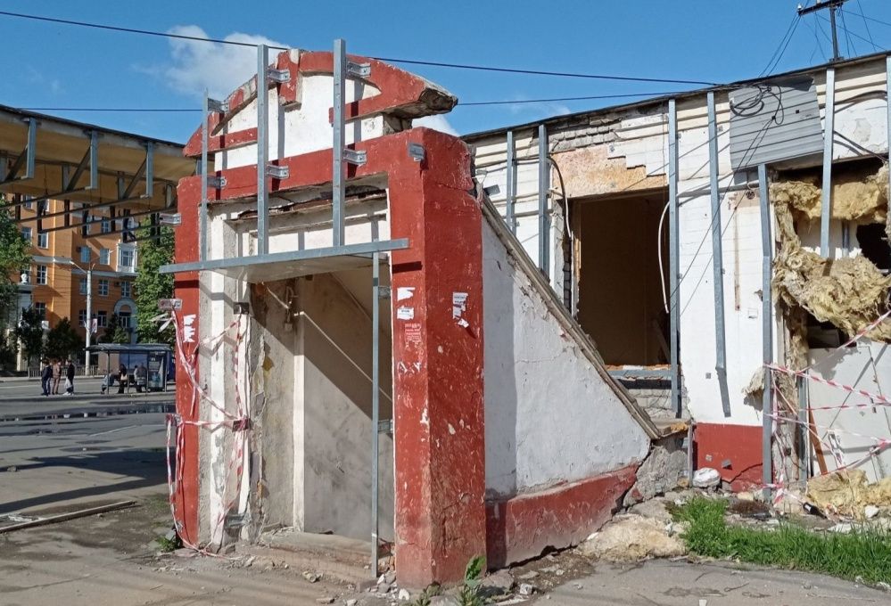 Здание бывшей автостанции на Сенной неизвестные превратили в общественный туалет
