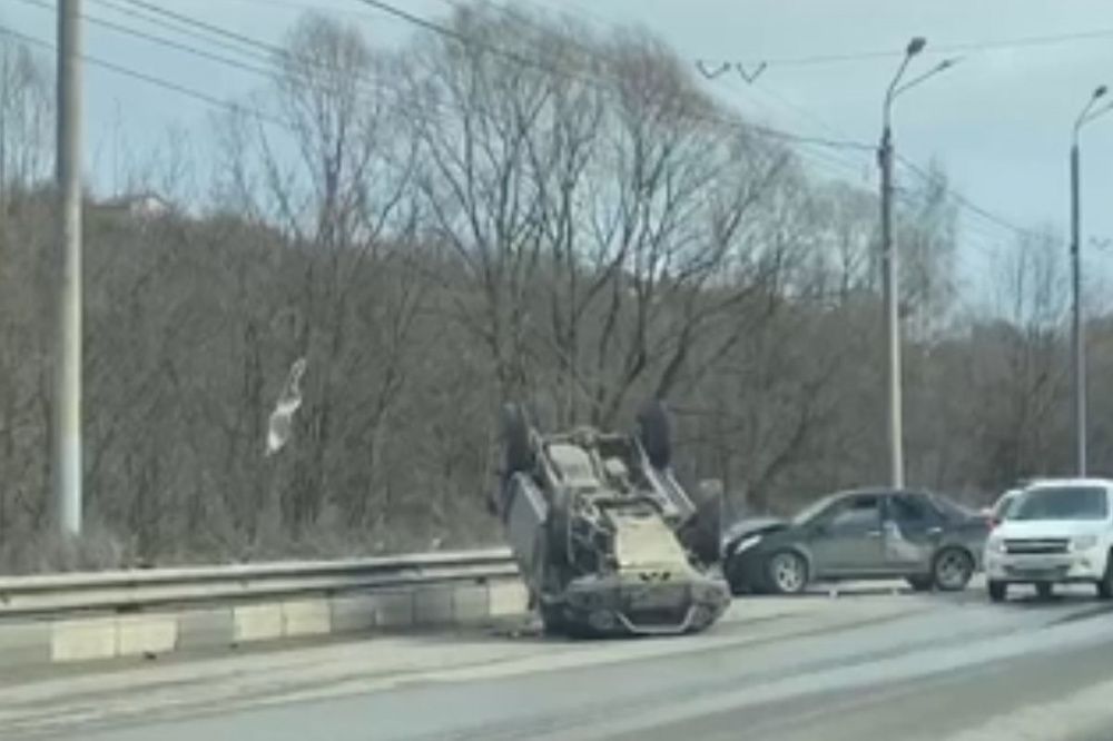 Автомобиль перевернулся на улице Бринского в Нижнем Новгороде 10 апреля
