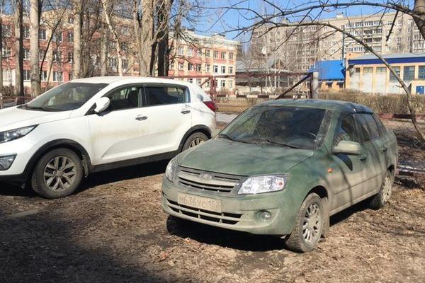 108 штрафов получили жители Нижнего Новгорода за парковку на газоне