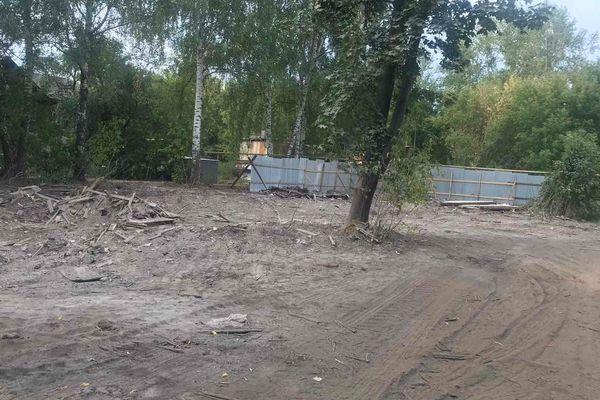 Пять аварийных расселенных домов снесли в Ленинском районе