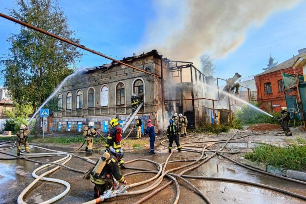 Старинные дома загорелись на улице Грузинской 20 августа