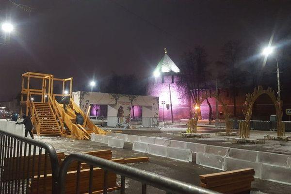 В Нижнем Новгороде на площади Минина и Пожарского строят ледяные горки
