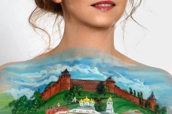 Достопримечательности Нижнего Новгорода заиграли красками на груди нижегородок