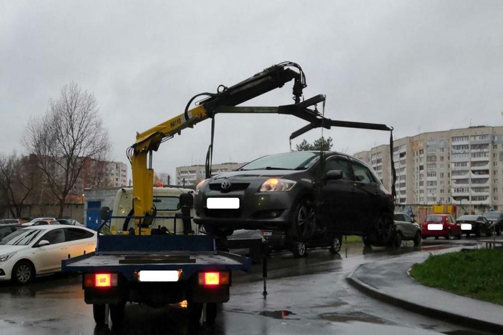 Автомобили двух жителей Дзержинска арестовали за долги