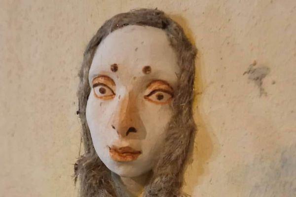 Необычные арт-объекты из кукольных голов разместила уличная художница в Нижнем Новгороде