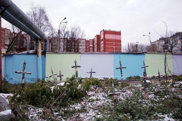 Уличный художник Etogdee «украсил» стадион «Водник» могильными крестами