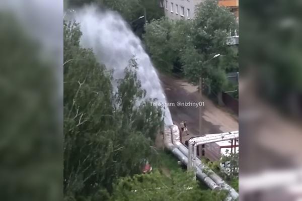 Трубу отопления прорвало на улице Радио в Нижнем Новгороде