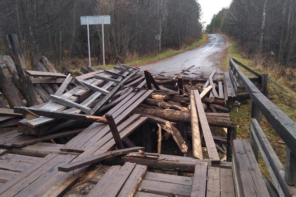 Деревянный автомобильный мост обрушился в Нижегородской области 20 октября