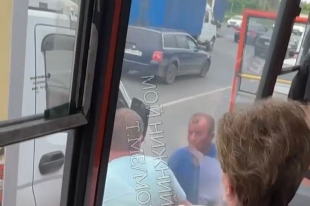 Фото Нижегородский водитель с монтировкой бросил пассажиров и вышел из автобуса драться - Новости Живем в Нижнем