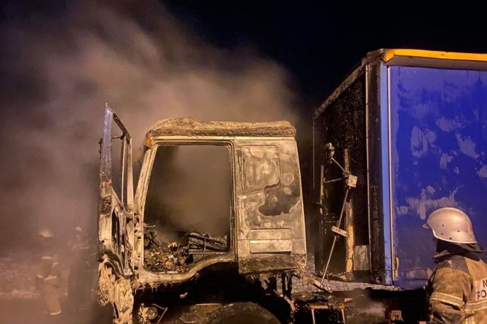 Грузовик загорелся на трассе в Дзержинске