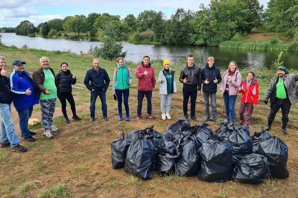 Почти 30 мешков мусора собрали волонтеры на берегу Лунского озера в Нижнем Новгороде