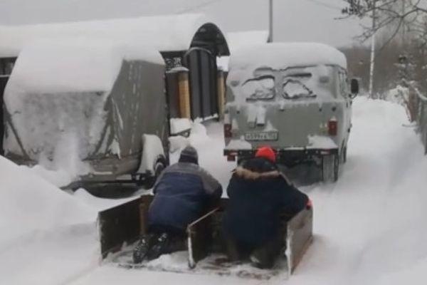 Жители Балахнинского района продемонстрировали необычный способ уборки снега