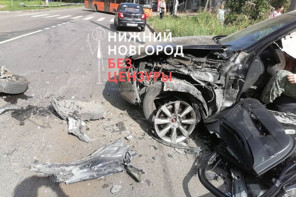 Два легковых автомобиля столкнулись на улице Ивлиева в Нижнем Новгороде