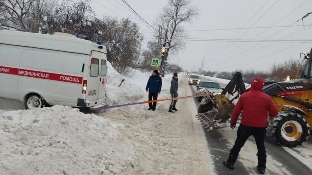 Фото Машина скорой помощи застряла в сугробе во дворе дома в Нижнем Новгороде - Новости Живем в Нижнем