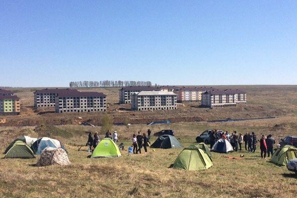 Дольщики ЖК «Новинки Smart Sity» вновь планируют поселиться в палаточном лагере
