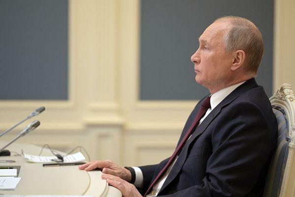 Владимир Путин объявил дни с 1 по 11 мая 2021 года нерабочими