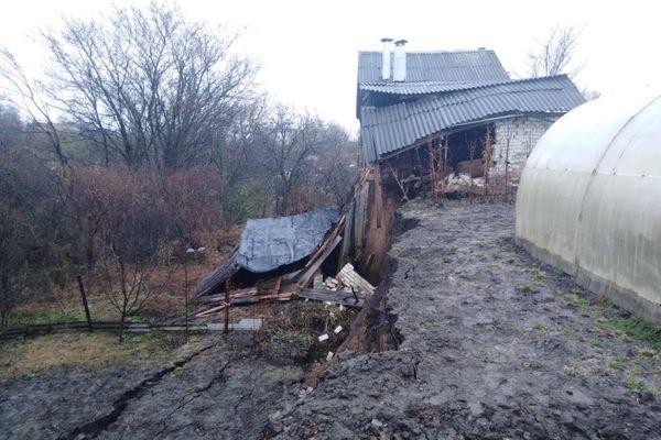 Обвалившийся из-за оползня дом в деревне Караулово расселили в прошлом году