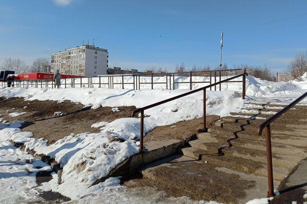 Синий забор демонтировали на улице Лопатина в Нижнем Новгороде