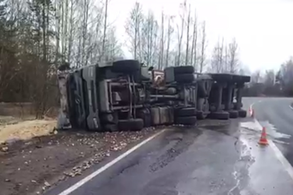 Грузовой автомобиль с прицепом опрокинулся на трассе в Нижегородской области