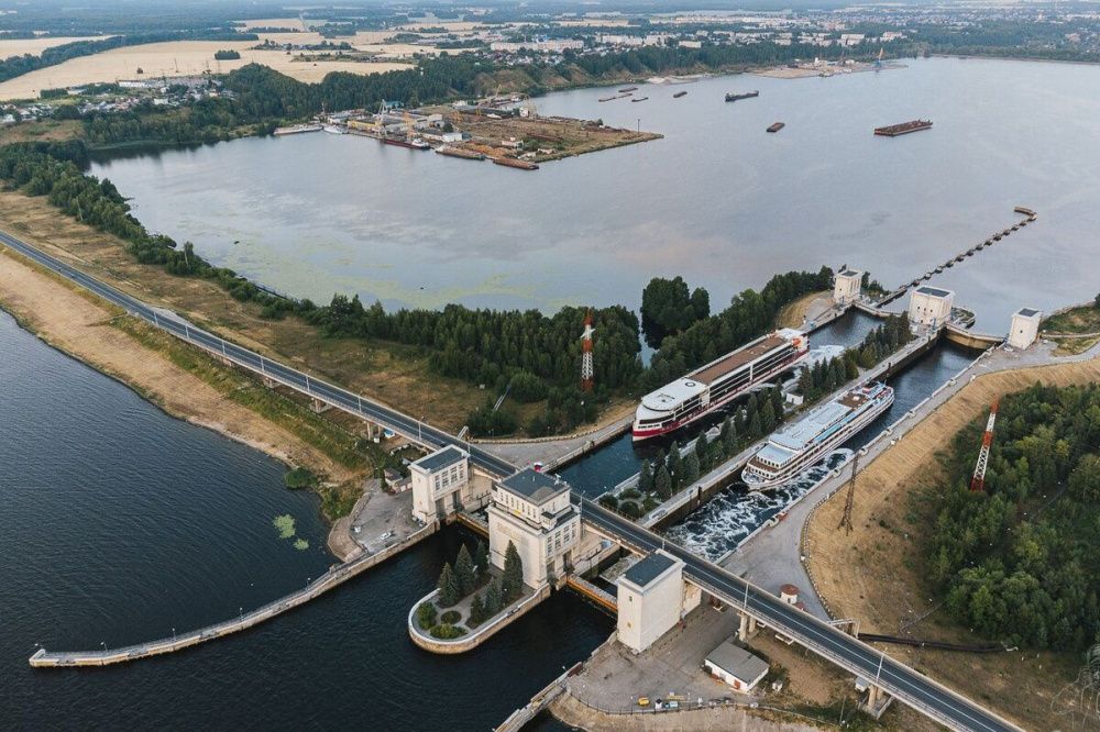 Две баржи врезались в ворота шлюза Городецкого гидроузла в Нижегородской области