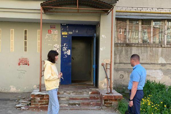 Крыльцо дома на улице Воровского в Нижнем Новгороде отремонтировали после жалоб жителей
