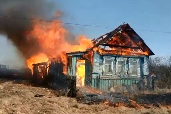 Более 80 случаев возгорания сухой травы произошло в Нижегородской области в апреле