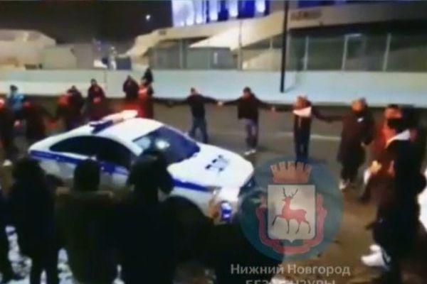 Автовладельцы устроили танцы вокруг полицейской патрульной машины в Нижнем Новгороде