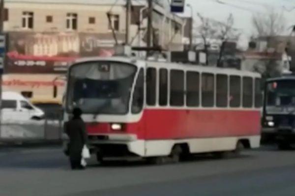 Пенсионерка перекрыла движение электротранспорта в Нижнем Новгороде