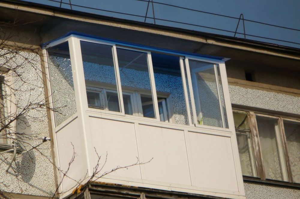 Двухгодовалый ребёнок выпал с балкона пятого этажа в Выксе