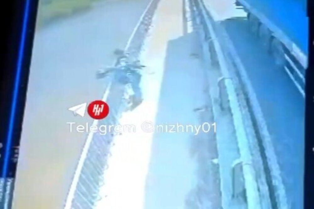 Фото Нижегородец выбросил электросамокат в реку Оку с Мызинского моста - Новости Живем в Нижнем